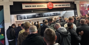 Andrang an der Würstchenbude in der Halbzeit auf St Pauli