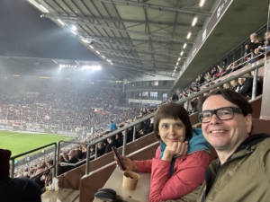 Lee Greene und Thomas Knüwer im Stadion von St. Pauli am Millerntorn